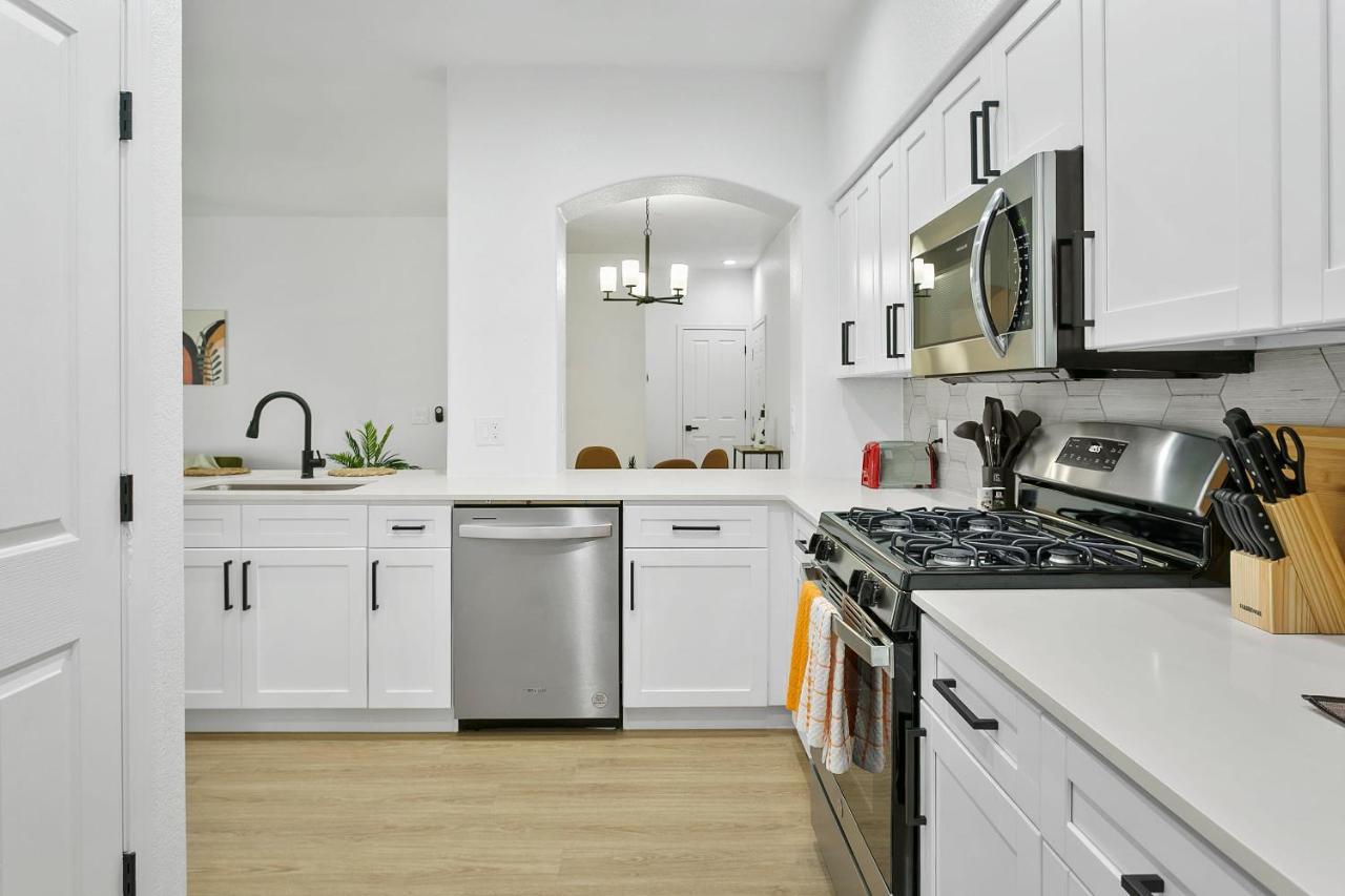 Cozysuites Glendale By The Stadium With Pool 03 Bagian luar foto